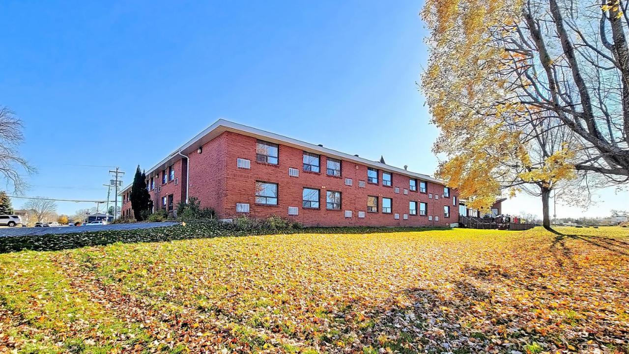 Готель Ramada By Wyndham Arnprior Екстер'єр фото
