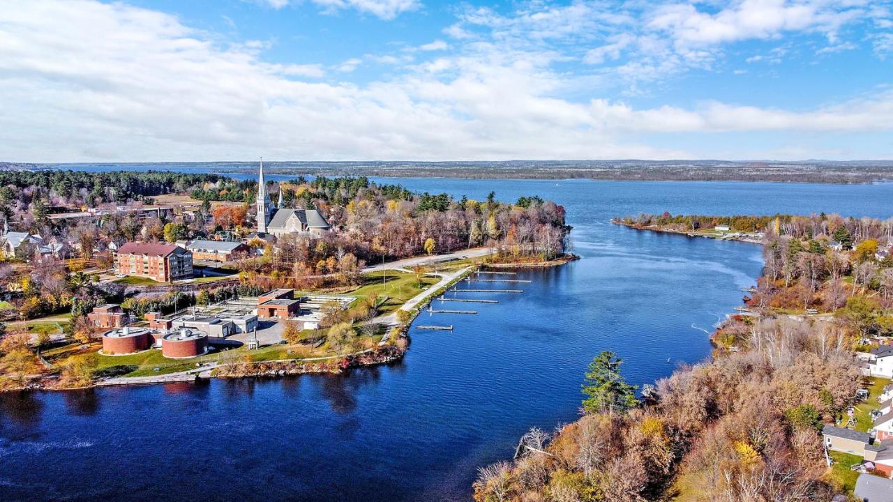 Готель Ramada By Wyndham Arnprior Екстер'єр фото