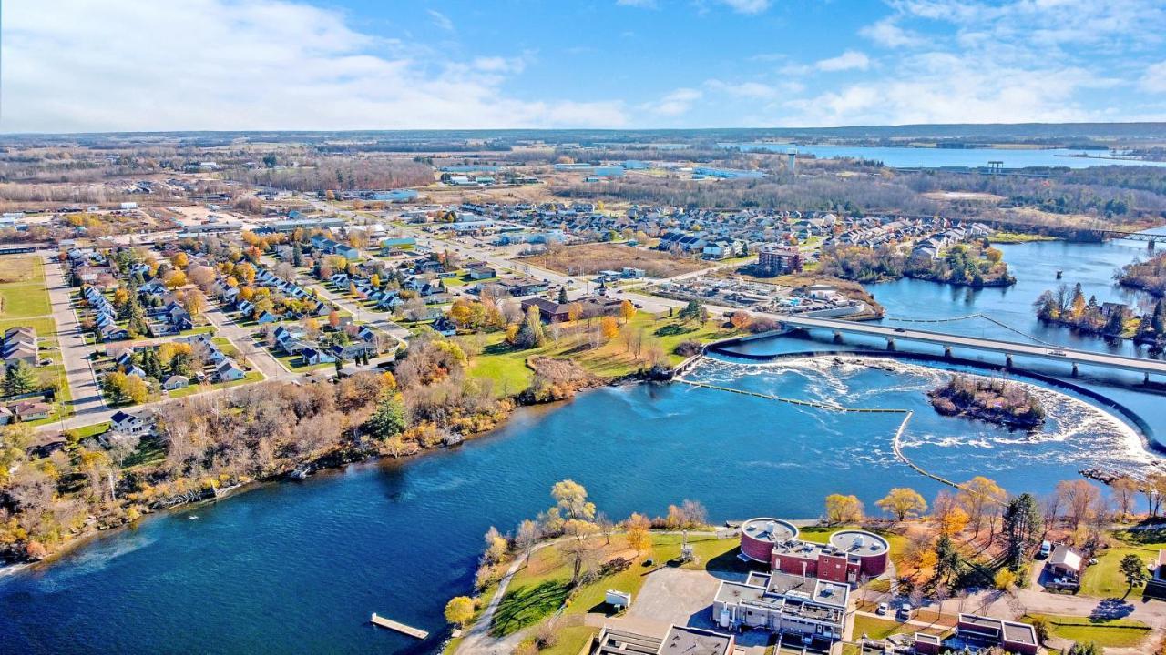 Готель Ramada By Wyndham Arnprior Екстер'єр фото