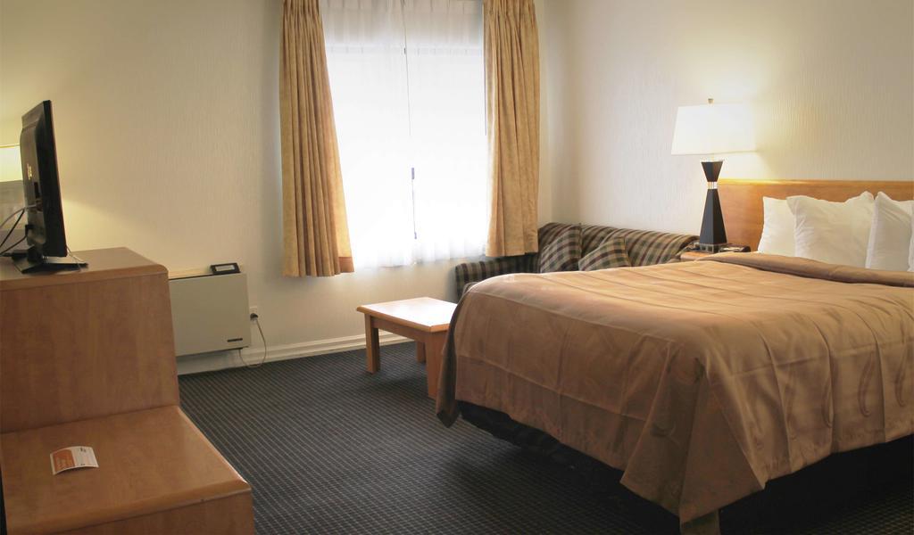 Готель Ramada By Wyndham Arnprior Екстер'єр фото